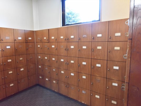  木製のロッカーが並ぶ角部屋  