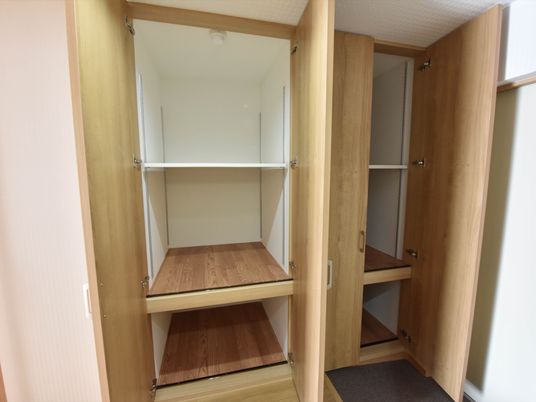  整理された木製クローゼット  