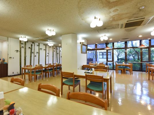  広々とした明るい食堂  