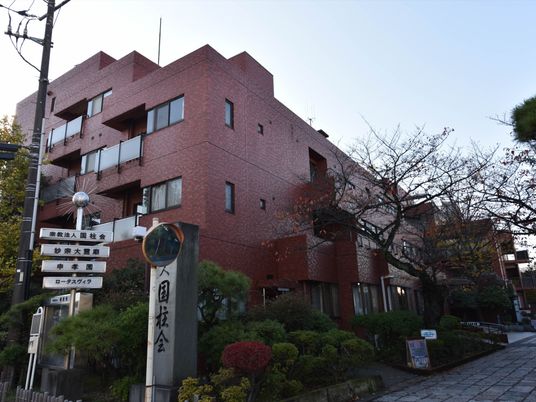  赤レンガの建物外観  