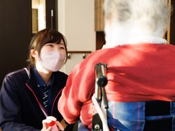 スタッフと利用者の和やかなやり取り
