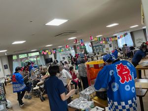 スタッフと入居者の笑顔