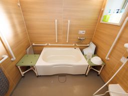 バリアフリーの浴室設備