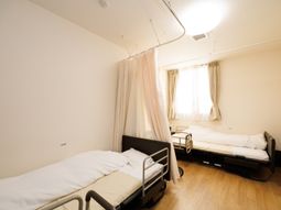 清潔なベッドのある居室