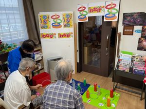 笑顔で介護するスタッフの姿