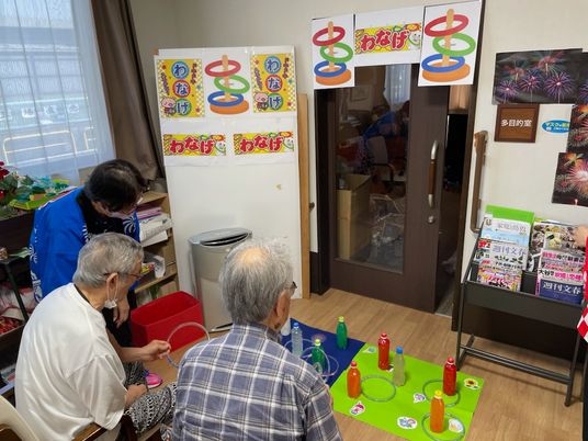 笑顔で介護するスタッフの姿