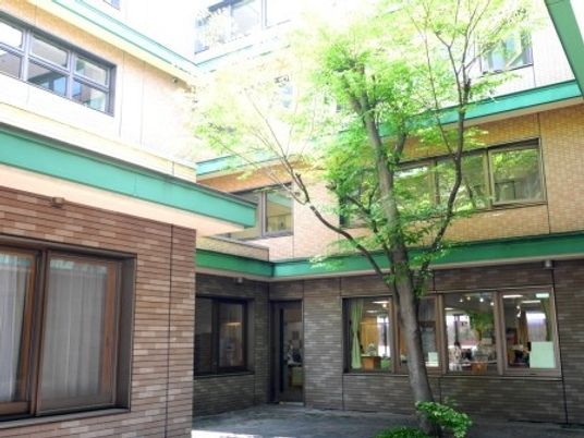 中庭の建物外観  