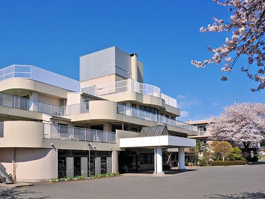 桜と施設外観  