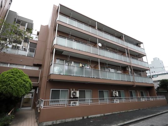 茶色い建物の外観
