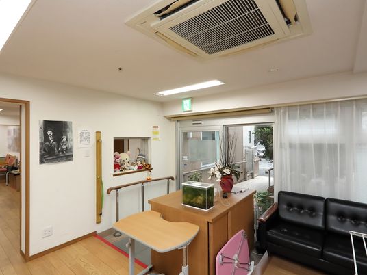 エントランスと廊下の風景