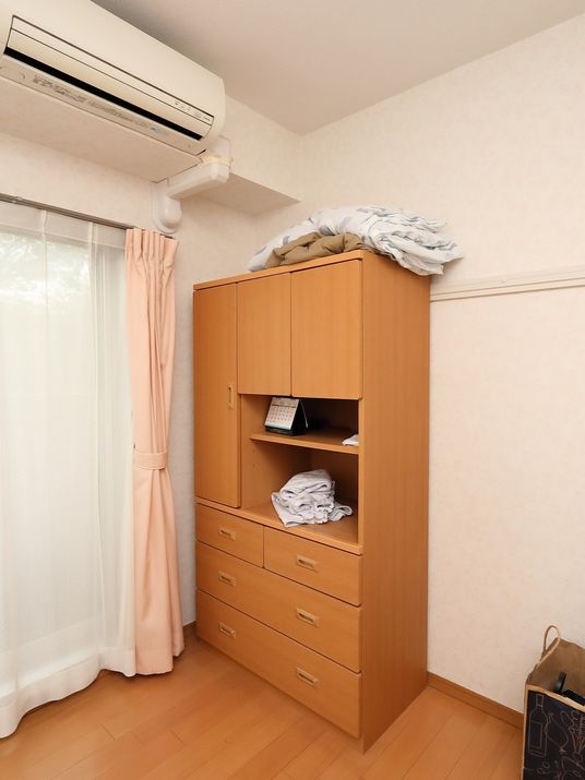 居室のエアコンと収納家具
