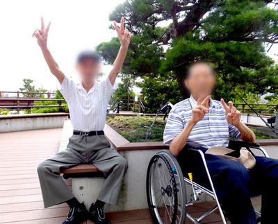 車椅子利用者とベンチ