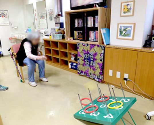 輪投げを楽しむラウンジ