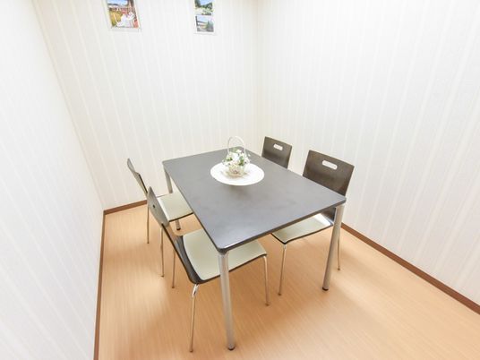 シンプルなダイニングテーブル