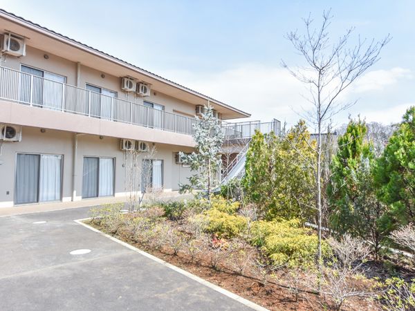 明るい建物と緑の庭園