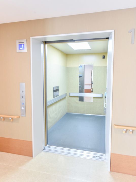 バリアフリーのエレベーター入口