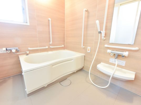 バリアフリー設計の浴室