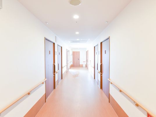 明るく清潔な廊下
