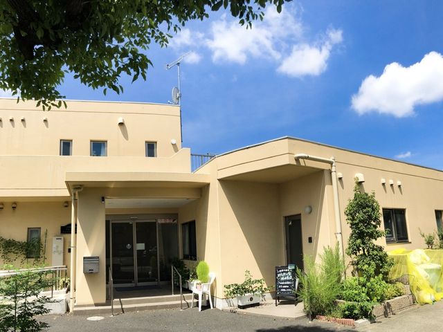 入口が明るい外観 外観 広々としたエントランスは自然光が入り、開放的な雰囲気です。施設の外観も魅力的です。