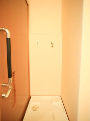 清潔な洗面台の一部 洗濯スペース 手すり付きで安全に配慮した洗面スペースです。衛生的で使いやすく、日々の快適な生活サポートを想定しています。