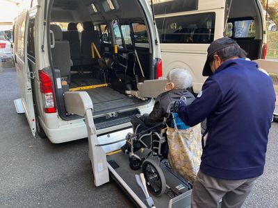 送迎のサポート作業風景