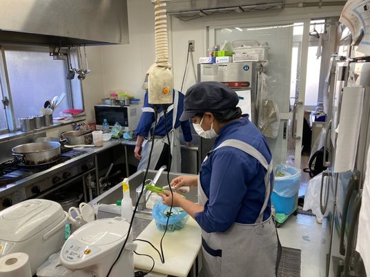 活気あるキッチンでの作業風景