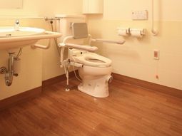 バリアフリー設計のトイレ