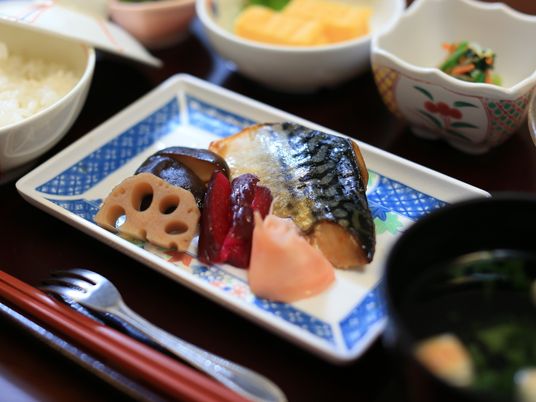 和食の並ぶ食卓