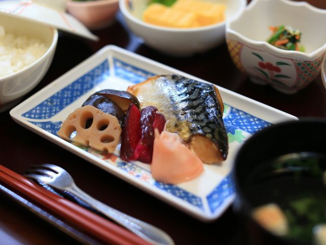 和食の並ぶ食卓 食事 彩り豊かな和食を提供する食事の場では、栄養バランスを考えたメニューで毎日の食事が楽しみです。