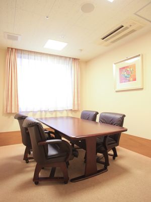木製テーブルと椅子の部屋