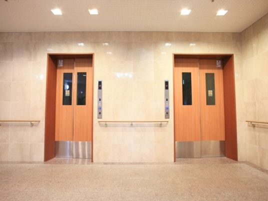 清潔感のあるエレベーターホール