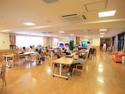 明るい共有ラウンジの様子