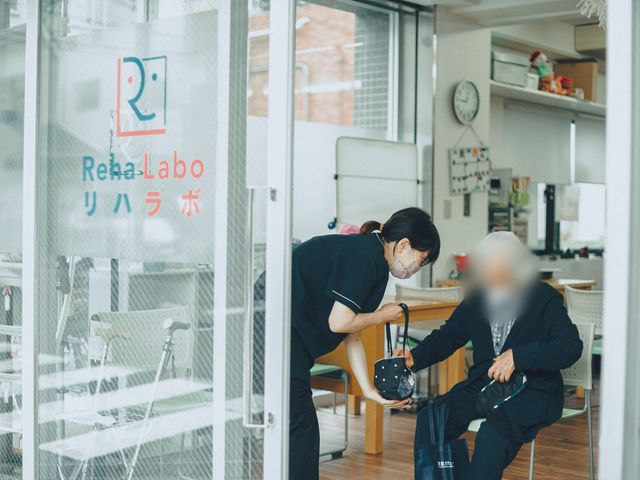 機能訓練デモの様子 機能訓練室 専門スタッフがサポートする機能訓練室では、個々のニーズに応じたケアが提供されます。リハビリに専念できる環境です。