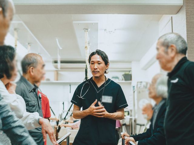 スタッフと利用者の様子 スタッフイメージ 和やかな雰囲気の中、スタッフが利用者とコミュニケーションを取っています。施設での働き方を知るチャンスです。