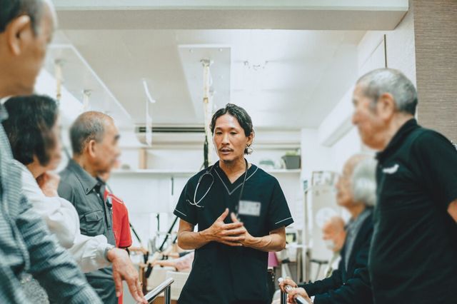 スタッフと利用者の様子 スタッフイメージ 和やかな雰囲気の中、スタッフが利用者とコミュニケーションを取っています。施設での働き方を知るチャンスです。