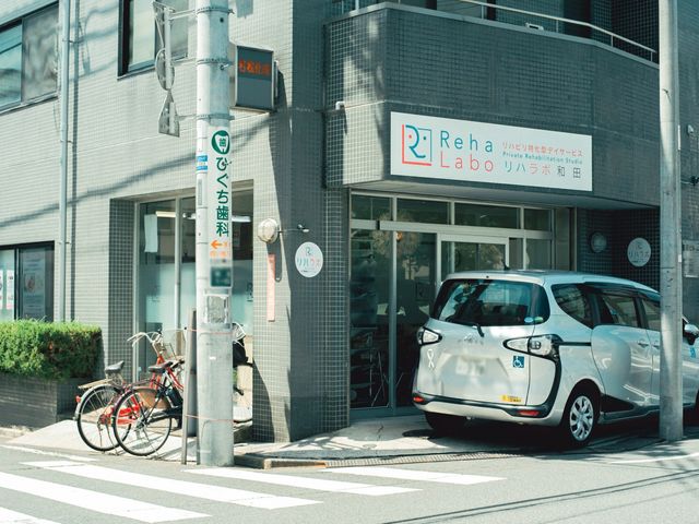 落ち着いた色合いの外観 外観 落ち着いた街並みに調和する施設の入口です。自転車ラックも設置されています。
