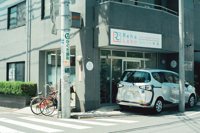落ち着いた色合いの外観 外観 落ち着いた街並みに調和する施設の入口です。自転車ラックも設置されています。