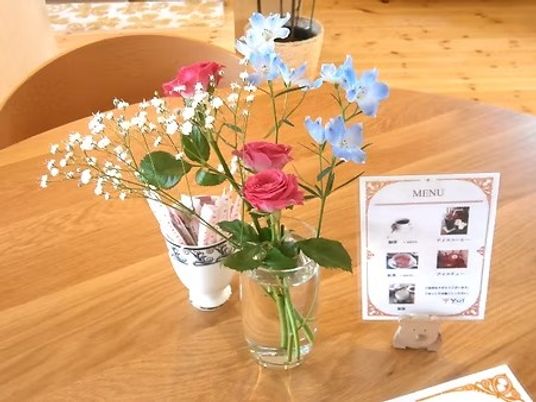 花が飾られた食卓  