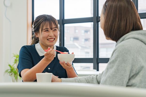 談笑するスタッフと入居者