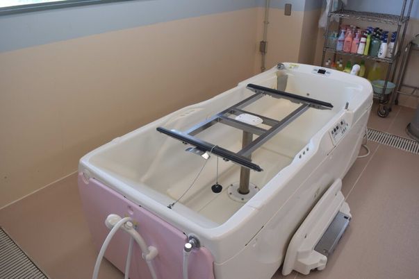 多機能な設備の浴室