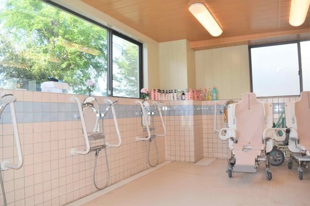 窓がある明るい浴室