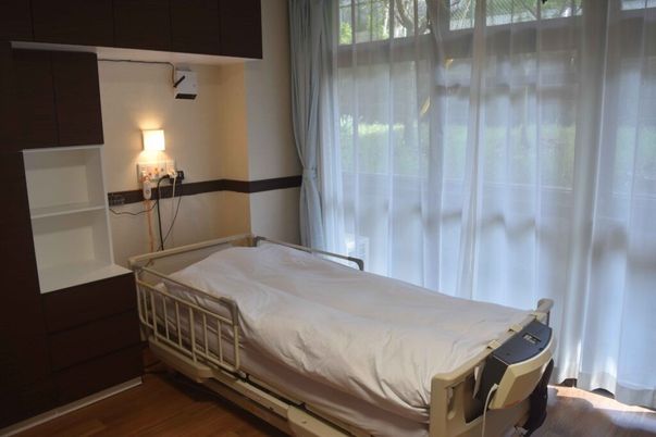 窓際の明るい居室