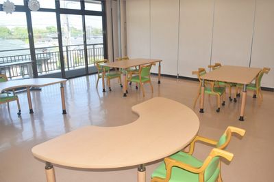 日差しが降り注ぐラウンジ