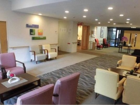 広々とした快適ラウンジ