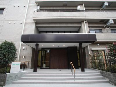 清潔感ある施設エントランス