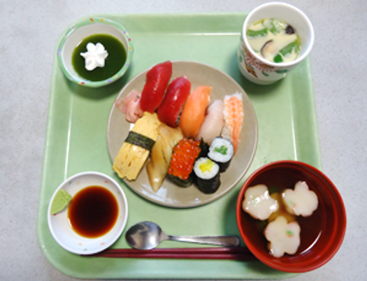 色鮮やかな食事のトレー