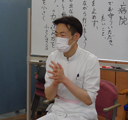 講義中のスタッフ