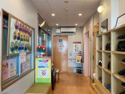 暖かみのある廊下の風景