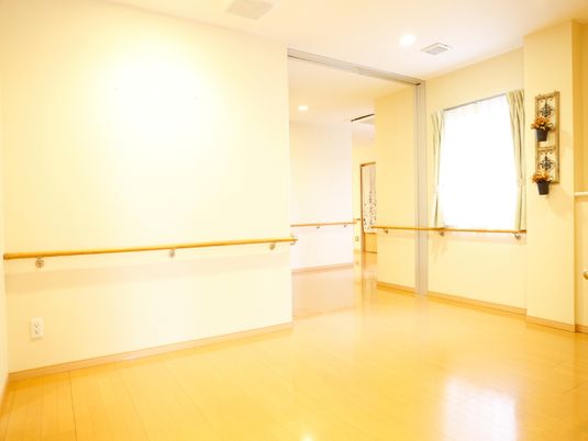 広々とした明るい廊下