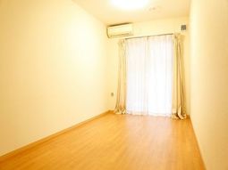 清潔な空間と窓の居室